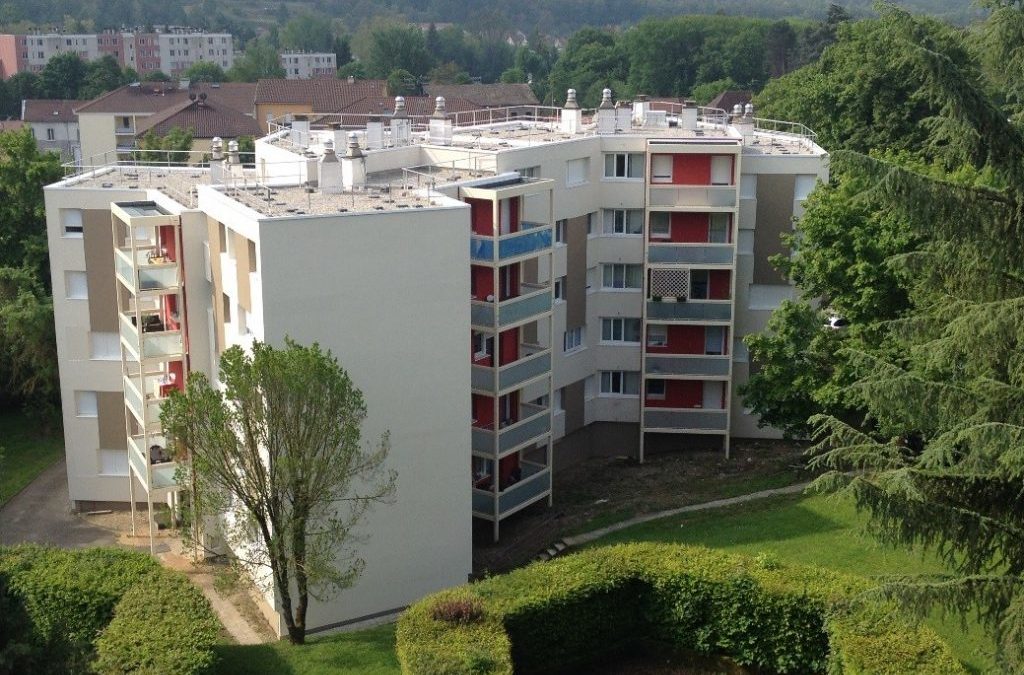 Réhabilitation BBC de 2 bâtiments, 75 logements, en site occupé: Résidence Le Sauzai, La Tour-du Pin, 38 :