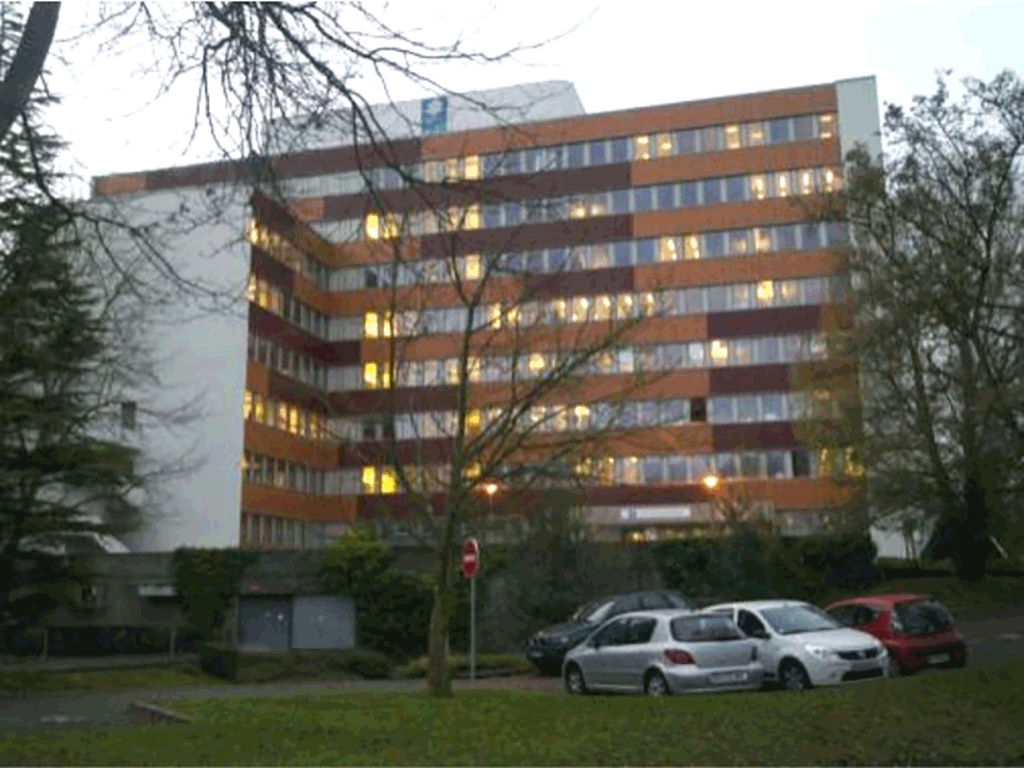 Représentation photographique d'un bâtiment de la Caisse d'allocations familiales situé à Saint-Quentin en Yvelines assujetti au décret tertaire