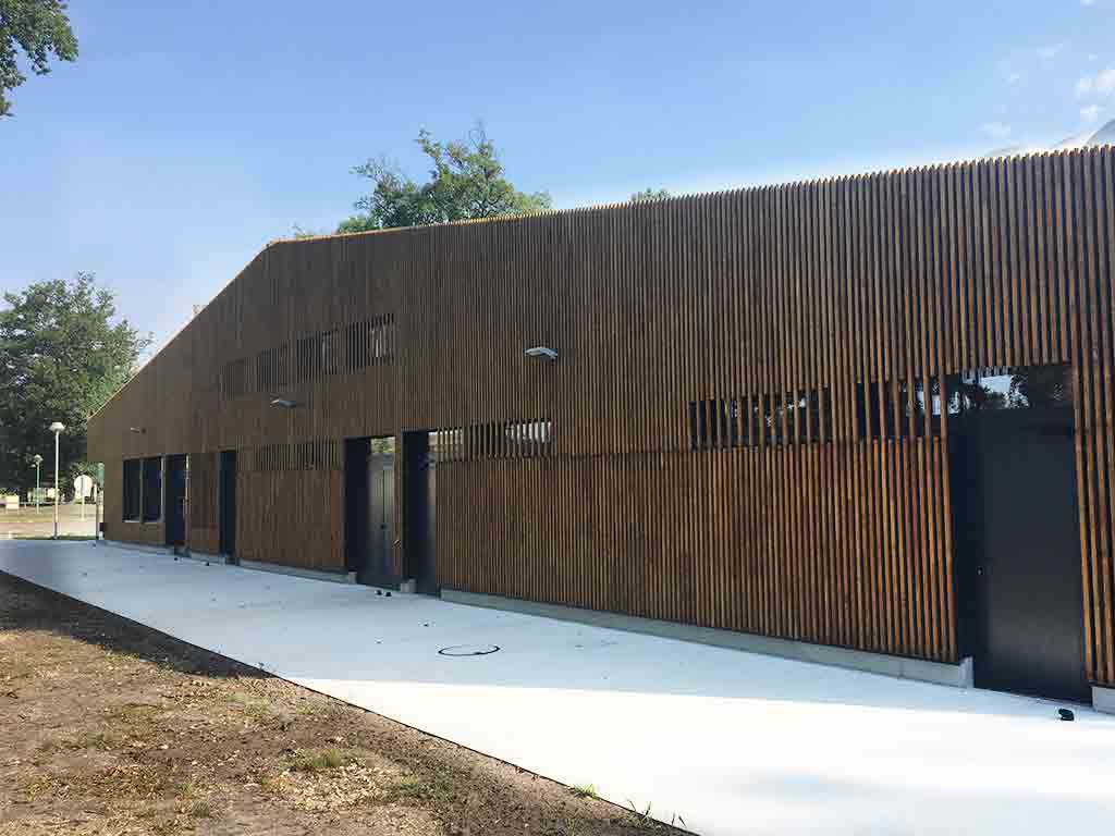 Photo extérieure représentant la construction du bâtiment tertiaire multisports de la ville de Biganos