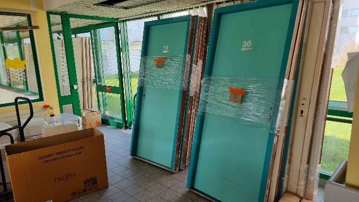Réemploi soigné des menuiseries intérieures Portes de chambres filmées et étiquetées pour réemploi, dans le cadre de la déconstruction sélective de la résidence Kerderff