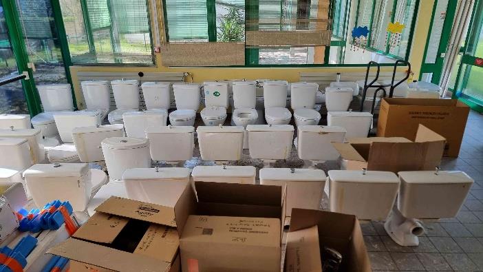 Valorisation des équipements sanitaires Ensemble de cuvettes WC stockées après dépose en vue de leur réemploi local à la résidence autonomie de Kerderff